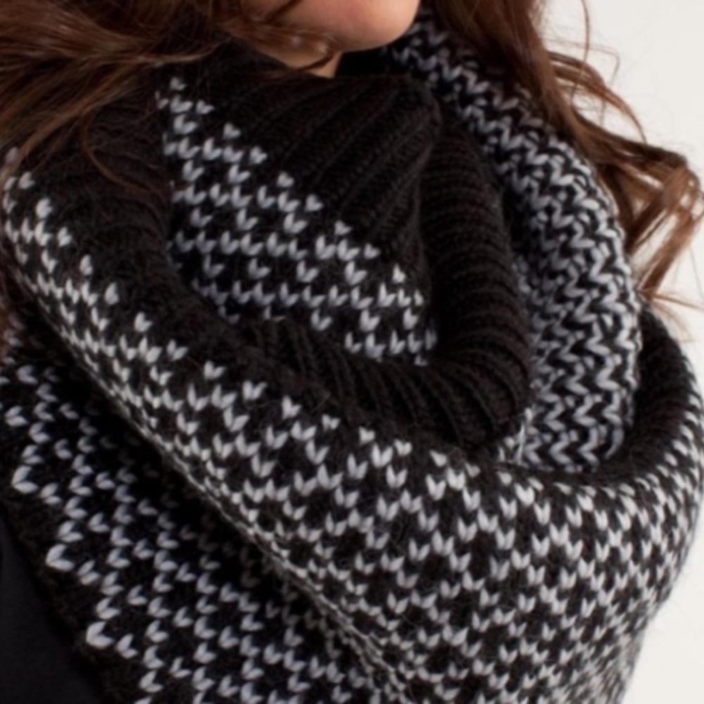 Lululemon Infinitely Mad Scarf